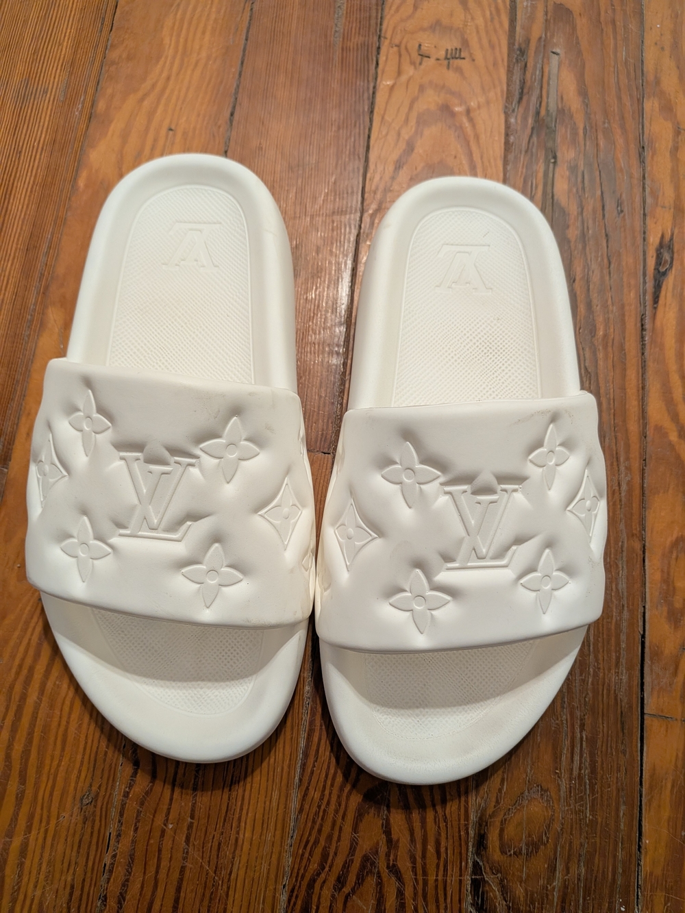 AUTHENTIC SS25 Louis Vuitton Cream Embossed Monogram Slide Sandals